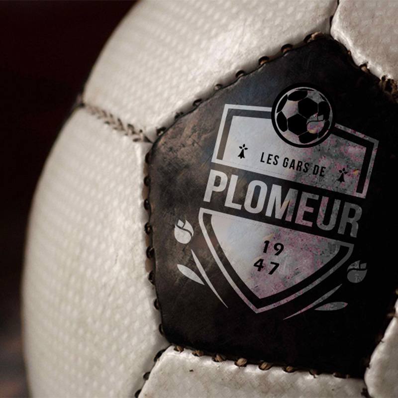 Ballon de football avec le logo de l'équipe des Gars de Plomeur imprimé dessus.