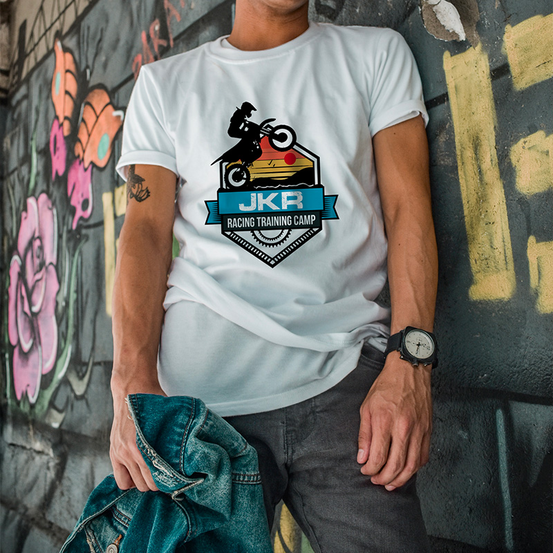 Un homme portant un t-shirt blanc portant le logo de motocross JKR, racing training camp.