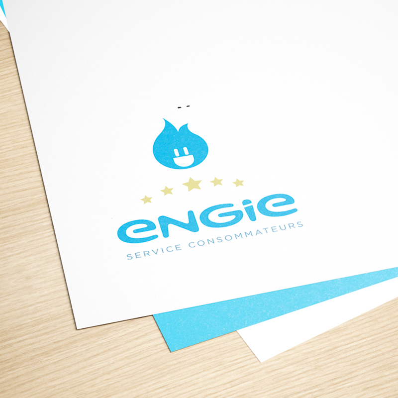 Logo du service consommateur Engie. Le logo représente un visage dont la forme représente une flamme, les yeux et la bouche forme une prise, rappelant l'électricité. 5 étoiles au dessus du logo engie rappelle l'engagement du service client.